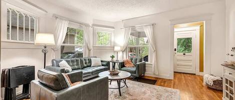 TV, peis og kontorer