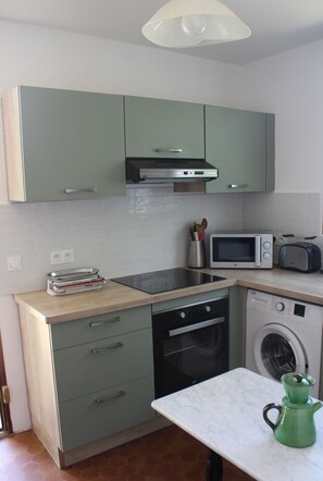 Fridge, microwave, oven, dishwasher