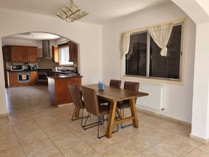 Dining - Impeccable 3-bed Villa in Tala - Paphos (Geroskipou)