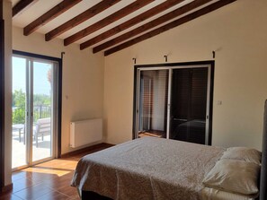 3 bedrooms, iron/ironing board, free WiFi, bed sheets - Impeccable 3-bed Villa in Tala - Paphos (Geroskipou)