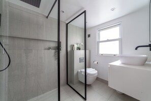 Apartment | Bathroom - The West Ealing Villa (London)
