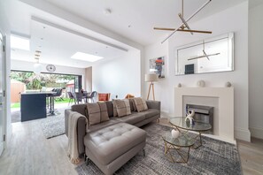 Apartment | Living area | 37-inch Smart TV with satellite channels, Netflix, streaming services - The West Ealing Villa (London)
