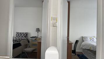 4 kamar tidur, setrika/meja setrika, Wi-Fi gratis, dan seprai linen