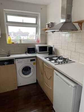 House | Private kitchen | Fridge, microwave, stovetop, electric kettle - Immaculate 4-bed House Near Heathrow Airport (Hayes)