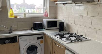 Immaculate 4-bed House Near Heathrow Airport