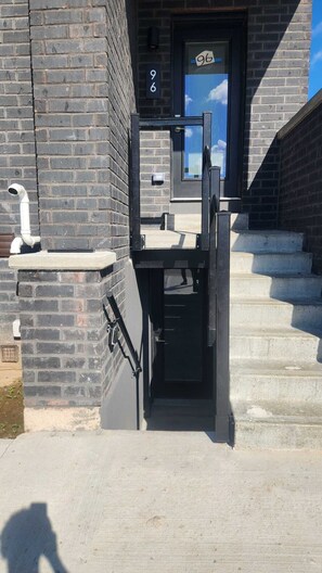 Exterior detail - Romantic Gateway Loft, spacious/Cozy!5 Mins to the Falls /Niagara attractions  (Niagara Falls)