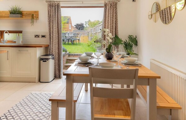 Dining - CHAPEL STREET COTTAGE- Cosy retreat ,Country pubs, Dart Board, Sleeps 6 (Coton in the Elms)