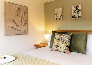 3 bedrooms, iron/ironing board, Internet, bed sheets - Chapel Street Cottage, Sleeps 6 (Coton in the Elms)