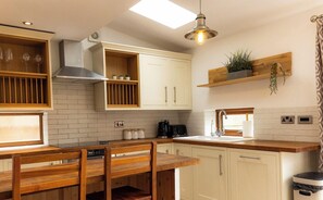 Fridge, microwave, oven, dishwasher - CHAPEL STREET COTTAGE- Cosy retreat ,Country pubs, Dart Board, Sleeps 6 (Coton in the Elms)