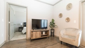 2 bedrooms, desk, iron/ironing board, WiFi