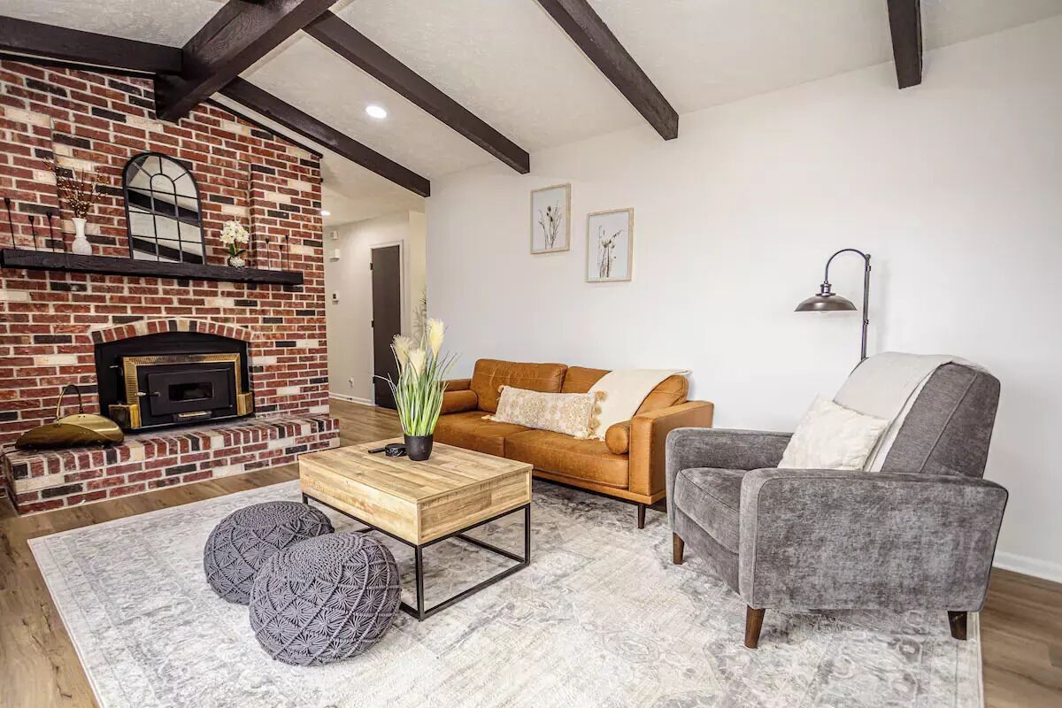 Smart TV, caminetto, videogiochi, libri