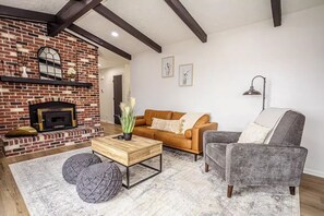 Smart-tv, eldstad, tv-spel och böcker