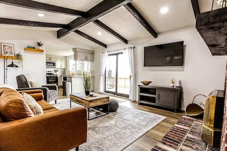 Smart TV, fireplace, video games, books. Peaceful Getaway with Fun for All! 5 min to I-80!