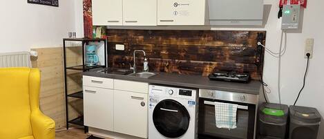 Mikrobølgeovn, ovn, kogeplade, køkkentøj/tallerkener/redskaber