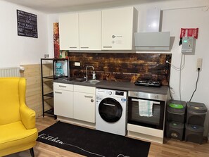 Mikrowelle, Ofen, Herdplatte, Kochgeschirr/Geschirr/Besteck