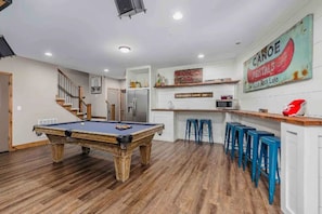 Games room - HOME for togetherness & Love! W/ Hot tub & FUN room (Hollister)