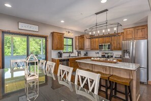 Fridge, microwave, oven, stovetop - SPACIOUS FAMILY HOME (Hollister)