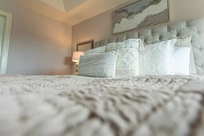 4 bedrooms, iron/ironing board, travel cot, free WiFi - Luxury Spa and Wellness Retreat near Outlet Mall!
 (Gretna)