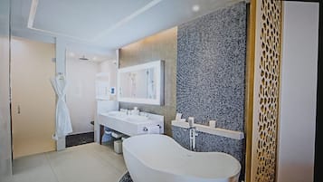 Shower, hair dryer, bidet, towels