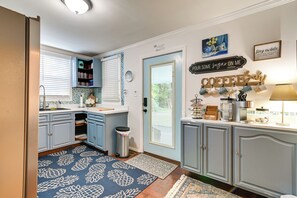 Fridge, microwave, stovetop, coffee/tea maker - 'Magnolia House' 1 Mi to Historic Georgetown (Georgetown)