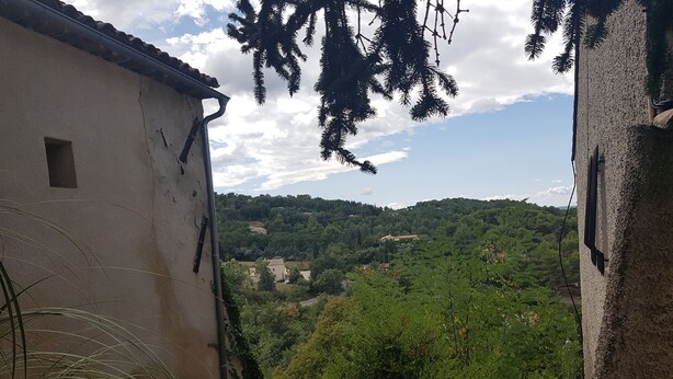 A rustic building with a view of a lush valley. - Location Maison de Village, vue Exceptionnelle (Grambois)