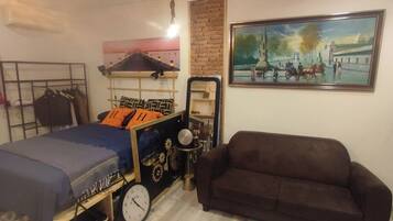 1 dormitorio, tabla de planchar con plancha, wifi y ropa de cama