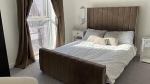 2 bedrooms, iron/ironing board, free WiFi, bed sheets - Luxury East-london 2-bed Apartment With Balcony (Rainham)