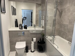 Apartment, 2 Queen Beds | Bathroom - Luxury East-london 2-bed Apartment With Balcony (Rainham)