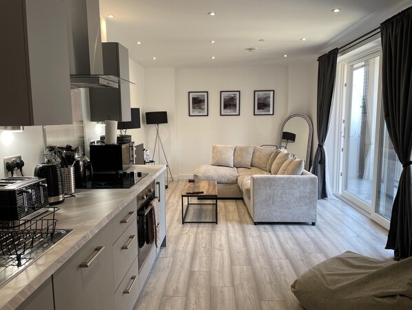 Apartment, 2 Queen Beds | Private kitchen