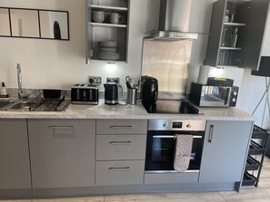 Apartment, 2 Queen Beds | Private kitchen