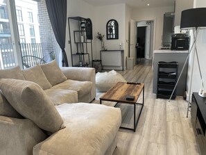 Apartment, 2 Queen Beds | Living area