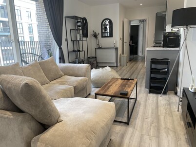 Luxury East-london 2-bed Apartment With Balcony