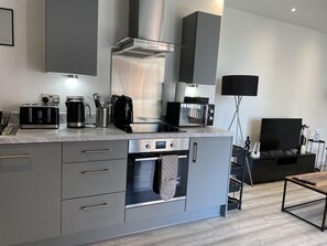 Apartment, 2 Queen Beds | Private kitchen