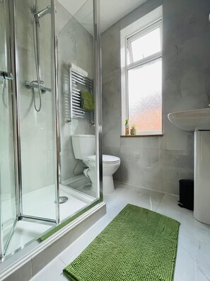 House | Bathroom | Shower, towels