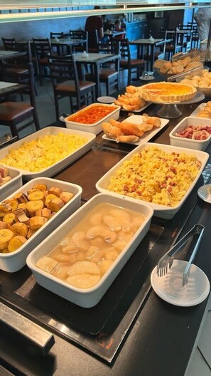 Free daily buffet breakfast - HOTEL ATLANTICO MACAÉ BY INN HOUSE (Macaé)