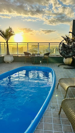 Una piscina al aire libre. HOTEL ATLANTICO DE MACAÉ BY INN HOUSE