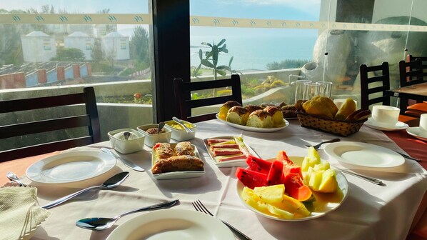 Free daily buffet breakfast - HOTEL ATLANTICO MACAÉ BY INN HOUSE (Macaé)