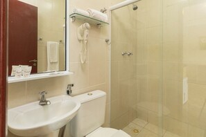 Superior Room | Bathroom | Shower, free toiletries, towels - HOTEL ATLANTICO MACAÉ BY INN HOUSE (Macaé)