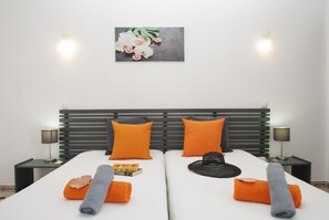 2 chambres, coffres-forts dans les chambres, fer et planche Ă repasser