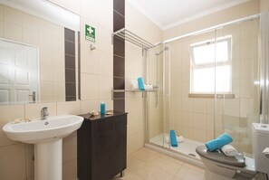 Douche, sèche-cheveux, serviettes fournies