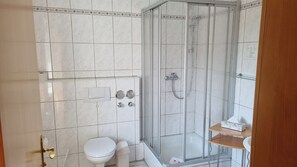 Tweepersoonskamer | Badkamer | Een douche, een haardroger, handdoeken