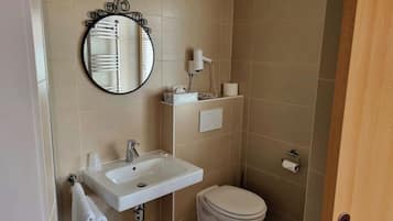 Einzelzimmer | Badezimmer | Dusche, Haartrockner, Handtücher
