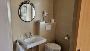 Habitación individual | Baño | Regadera, secadora de cabello, toallas 