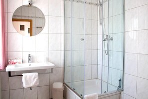 Single Room | Bathroom | Shower, hair dryer, towels
