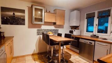 Een koelkast, een microgolfoven, een oven, een kookplaat