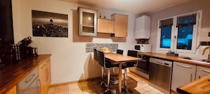 Frigorifero, microonde, forno, piano cottura