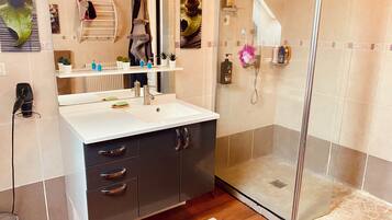 Een douche, een haardroger, handdoeken, zeep