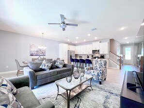 TV - Beautiful 5 Bedroom Town Home with Splash Pool-1648TPC (Kissimmee)