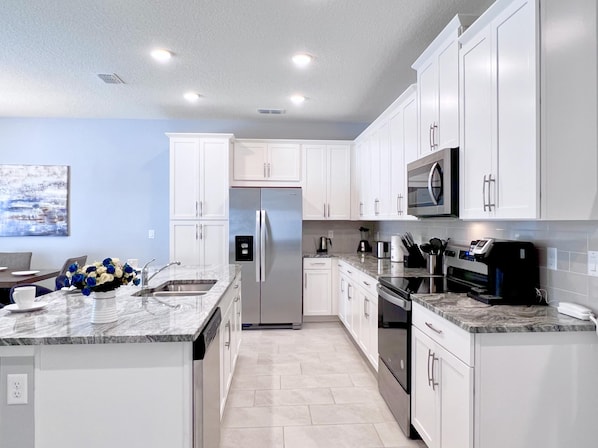 Fridge, microwave, oven, stovetop - Beautiful 5 Bedroom Town Home with Splash Pool-1648TPC (Kissimmee)