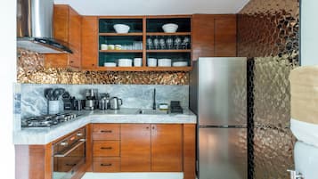 Refrigerador, microondas, horno y parrilla de estufa